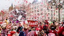 Feiernde Jecken bei der Sessionseröffnung 2023 schmeißen Konfetti in die Luft