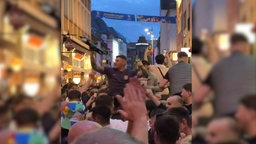 Britische Fans in der Altstadt von Düsseldorf