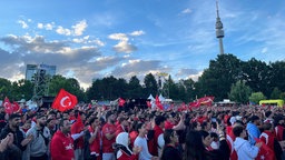 Türkei-Fans beim Public-Viewing. Einige schwenken türkische Flaggen