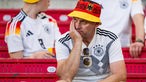 Ein enttäuschter Deutschland-Fan im Stadion in Stuttgart nach Abpfiff des verlorenen EM-Viertelfinales gegen Spanien