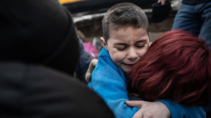 Yigit Cakmak wieder in den Armen seiner Mutter