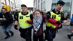 Polizisten führen Greta Thunberg vor der Halle des ESC 2024 in Malmö ab.