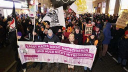 Menschen auf einer Demonstration in Essen mit Schildern und Transparenten