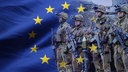 Grafik: Soldaten stehen bewaffnet in Uniform, im Hintergrund ist die europäische Flagge zu sehen