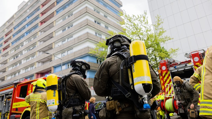 Feuerwehr im Einsatz nach der Explosion in Ratingen.