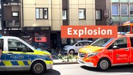 Einsatzwagen nach einer Explosion mit Verletzten und einem Toten in Solingen