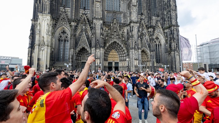 Fans von Spanien und Georgien feiern zusammen vor dem Kölner Dom 