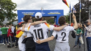 Fans in der Fanzone am Tanzbrunnen in Köln