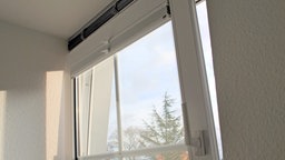 Weißes Fenster auf Kipp (Symbolbild)