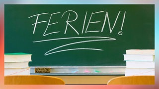 Die Tafel in der Schule ist mit "Ferien" beschrieben 