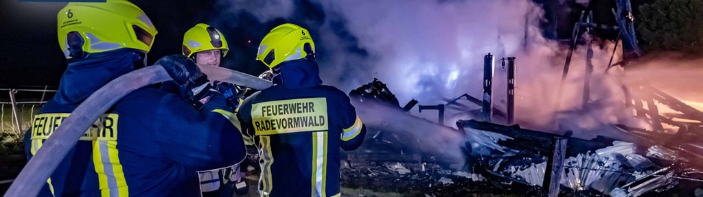 Hilfskräfte für den Zusammenhalt: Feuerwehr im Einsatz 