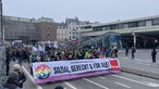 Fridays For Future und Verdi Mitglieder halten in Aachen gemeinsam ein Banner hoch