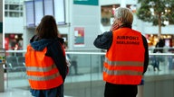 Mitarbeiter der Flughafenseelsorge warten am Flughafen Düsseldorf