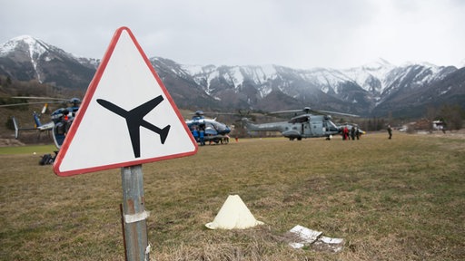 Versammelte Helikopter in der Nähe der Absturzstelle