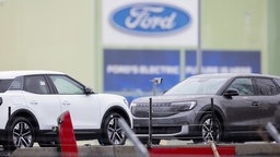  Ford Elektroautos vom Typ Explorer stehen auf Autotransportern auf dem Werksgelände von Ford.