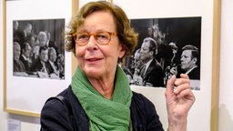 Die Fotografin Barbara Klemm steht vor einem Bild auf dem Willy Brandt und Helmut Schmidt zu sehen sind. Klemm  Barbara Klemm, eine der bekanntesten und erfolgreichsten Presse- und Portraitfotografinnen Deutschlands.