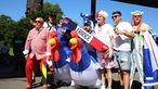 Frankreich-Fans und Polen-Fans posen für die Kamera
