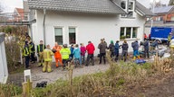 Anwohner und Einsatzkräfte von Feuerwehr und Technischem Hilfswerk bilden eine Menschenkette