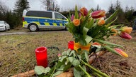 In der Nähe des Fundortes wurden Blumen niedergelegt