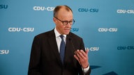 Friedrich Merz äußert sich auf einer Pressekonferenz zu den Verhandlungen zum Finanzpaket