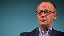 Friedrich Merz, CDU-Parteivorsitzender, spricht beim Politischen Aschermittwoch des CDU-Landesverbands Thüringen in der Festhalle der Vereinsbrauerei Apolda.