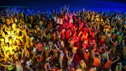 Bild von feiernden Menschen auf einer Full Moon Party in Thailand