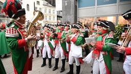 Die Altstädter Karnevalisten und Karnevalistinnen beim musizieren.