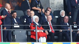 Der türkische Präsident Recep Tayyip Erdogan und Mesut Özil beim EM-Viertelfinale Niederlande gegen die Türkei