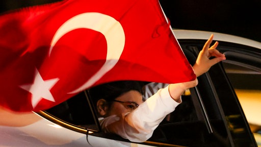 Ein Fan in Duisburg zeigt den Wolfsgruß nach der Niederlage der türkischen Nationalmannschaft im EM-Viertelfinale 