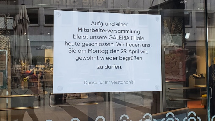 Galeria in Köln (Breite Str.) kündigt mit Aushängen Mitarbeiterversammlung an