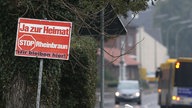 Ein Schild, das den Stop des Braunkohletagebaus Garzweiler II fordert, steht am Ortseingang eines Vorortes von Erkelenz (Nordrhein-Westfalen). 