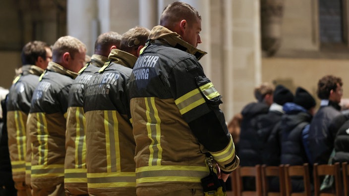 Feuerwehrleute bei Gedenkfeier nach Attentat in Magdeburg