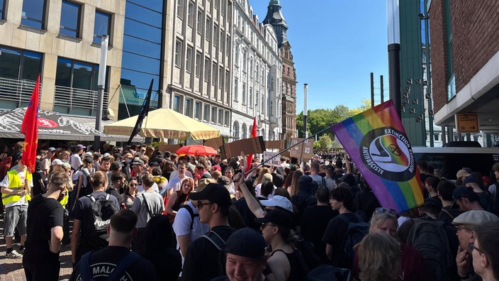 Menschen in Gelsenkirchen demonstrieren gegen Rechtsextremismus. | Bildquelle: Cedrik Pelka Menschen in Gelsenkirchen demonstrieren gegen Rechtsextremismus.