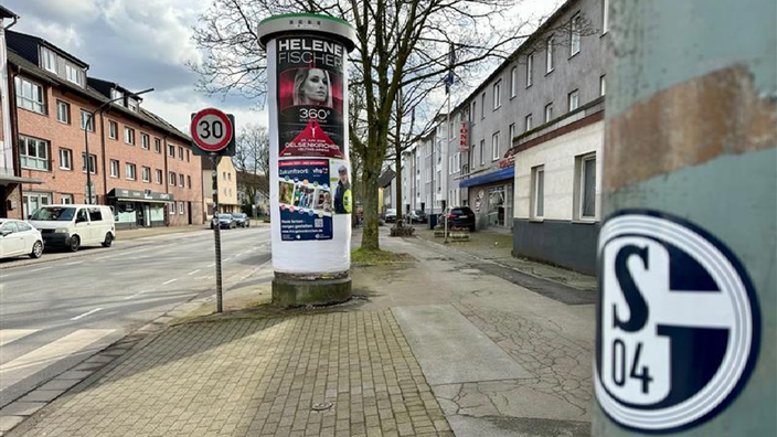 Ein Schalke 04 Sticker klebt an einer Stange in Gelsenkirchen