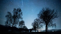 Sternschnuppe während des Geminiden-Meteorenstrom in Bayern