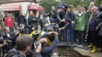 Gerhard Schröder besucht als Kanzler das Hochwassergebiet an der Elbe