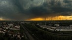 Dunkle Wolken und orangefarbener Himmel durch die darüber scheinende Sonne über dem Duisburger Süden