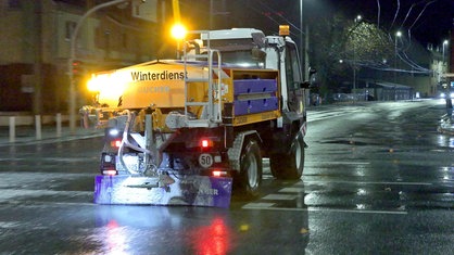 Streufahrzeug in Solingen ist bei Glatteis unterwegs