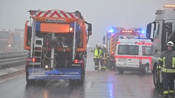 Streufahrzeug und Rettungskräft auf der A45 in Drolshagen