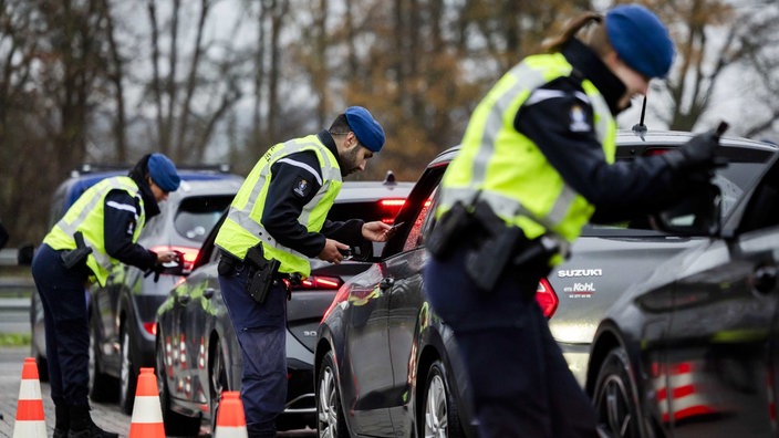  Beamte der niederländischen Staatspolizei überprüfen an der Grenze am ersten Tag der Grenzkontrollen Autofahrer