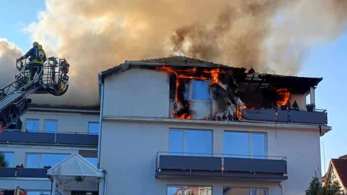 Flammen schlagen aus Dachgeschosswohnung