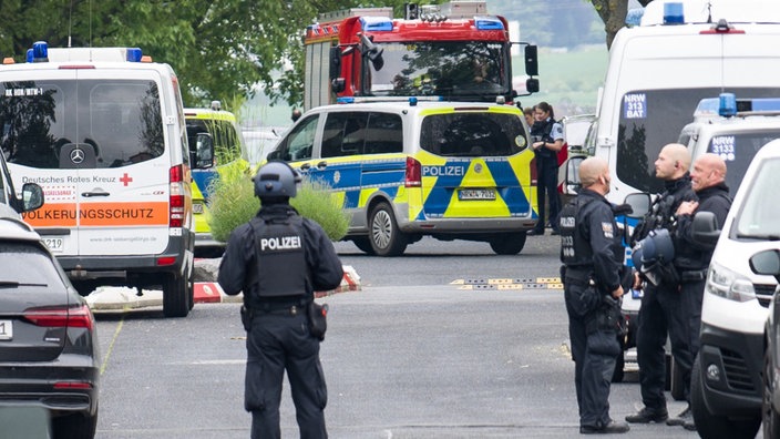 Ein Aufgebot von Polizeikräften ist an einer Schule in Wachtberg im Einsatz