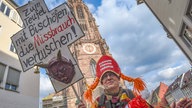 Guenter Nakath protestiert in Bischofsmontur vor dem Freiburger Muenster.