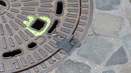 Zugeschweißter Gullideckel auf dem Münsterplatz