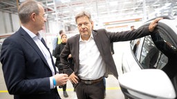 Wirtschaftsminister Robert Habeck beim Besuch im VW-Werk in Emden