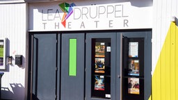 Das Lea Drüppel Theater mit dem Programmaushang in einer kleinen Gasse in Haltern. 