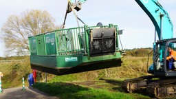 Die Lippefähre Maifisch wird mit einem Bagger zu Wasser gelassen. 