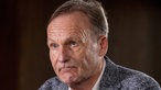 Hans Joachim Watzke spricht während der Medienrunde zu den Journalisten.