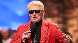 Sänger Heino mit Mikrofon in der Hand