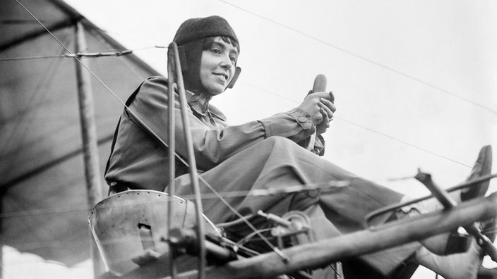 Hélène Dutrieu in ihrem Flugzeug